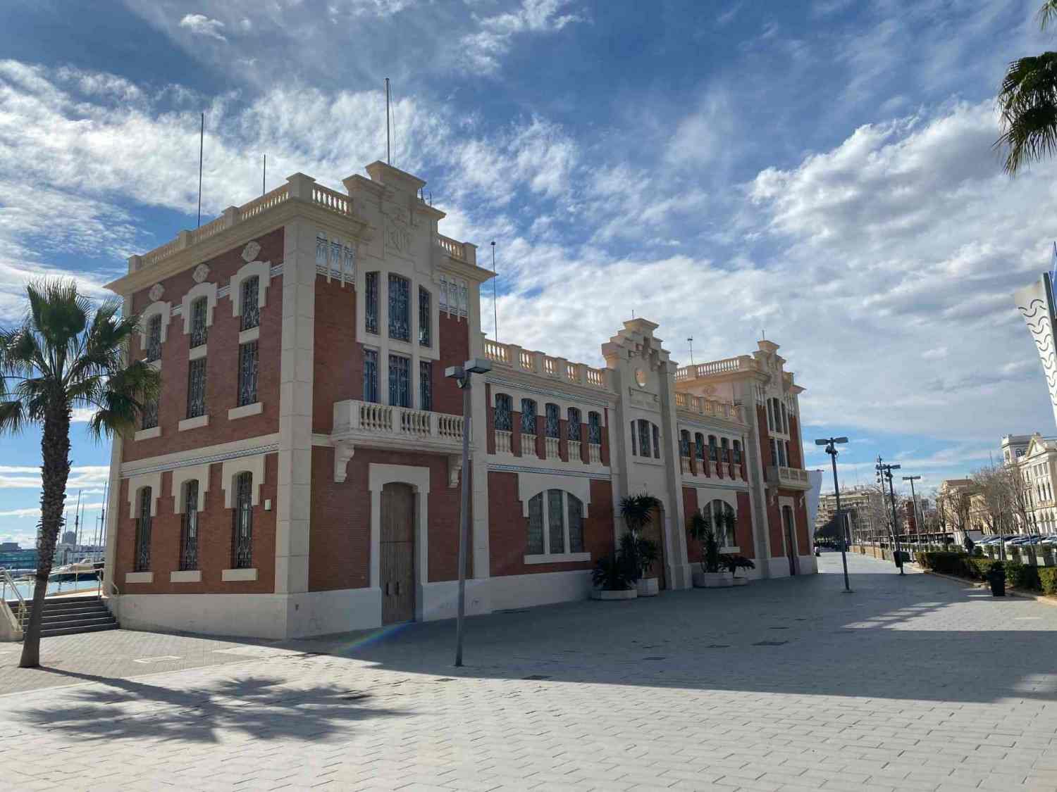 Edificio histórico junto al mar
