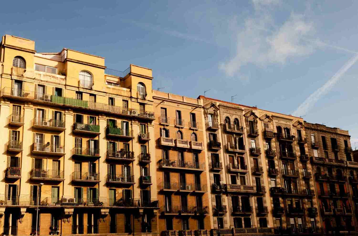 Edificios con balcones clásicos